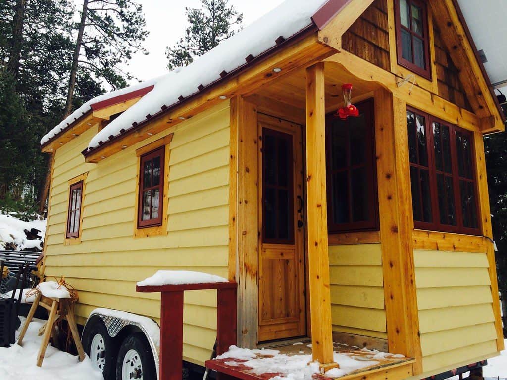 casa pequeña en la nieve